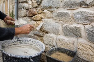 découvrez comment préparer, doser et utiliser les joints à la chaux pour restaurer ou construire des murs en pierre, en assurant durabilité et esthétique.