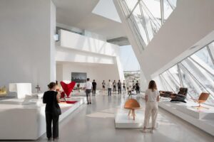 découvrez le vitra design museum à weil am rhein : expositions captivantes, photos inspirantes et une expérience de visite unique au cœur du design contemporain.