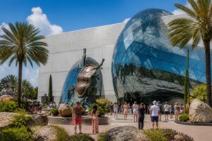 découvrez le musée dali à st petersburg, floride : informations pratiques, horaires, tarifs et conseils pour une visite inoubliable de l'œuvre du maître surréaliste.