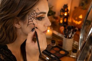apprenez à dessiner facilement une toile d’araignée pour halloween ou à la réaliser en maquillage, grâce à des étapes simples et rapides.