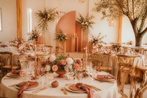 découvrez comment intégrer la couleur terracotta dans votre mariage avec des nuances claires et des associations décoratives harmonieuses pour une ambiance chaleureuse et élégante.
