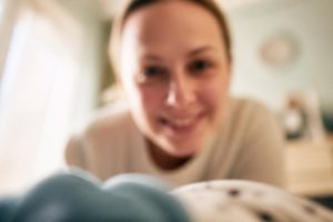 découvrez comment évolue la vision de votre bébé à 2 mois, ce qu'il voit et perçoit, pour mieux accompagner son développement sensoriel.